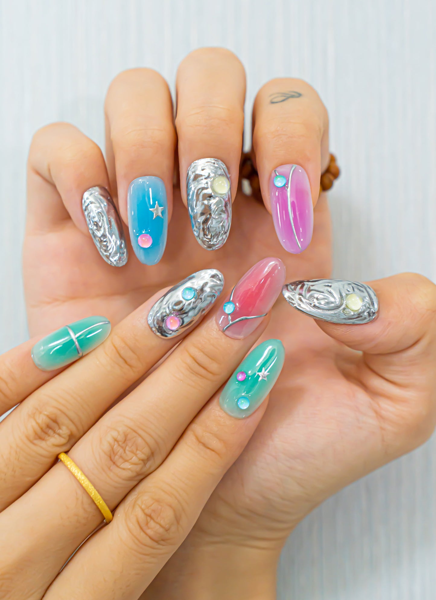 Colorful Silver Nails|Cute Nails|Beach Nail|Almond Nail|Nail Designs|False Nail|Elegant Nail|Summer Nail|Chrome Nail|Trendy Nail|Classy Nail
