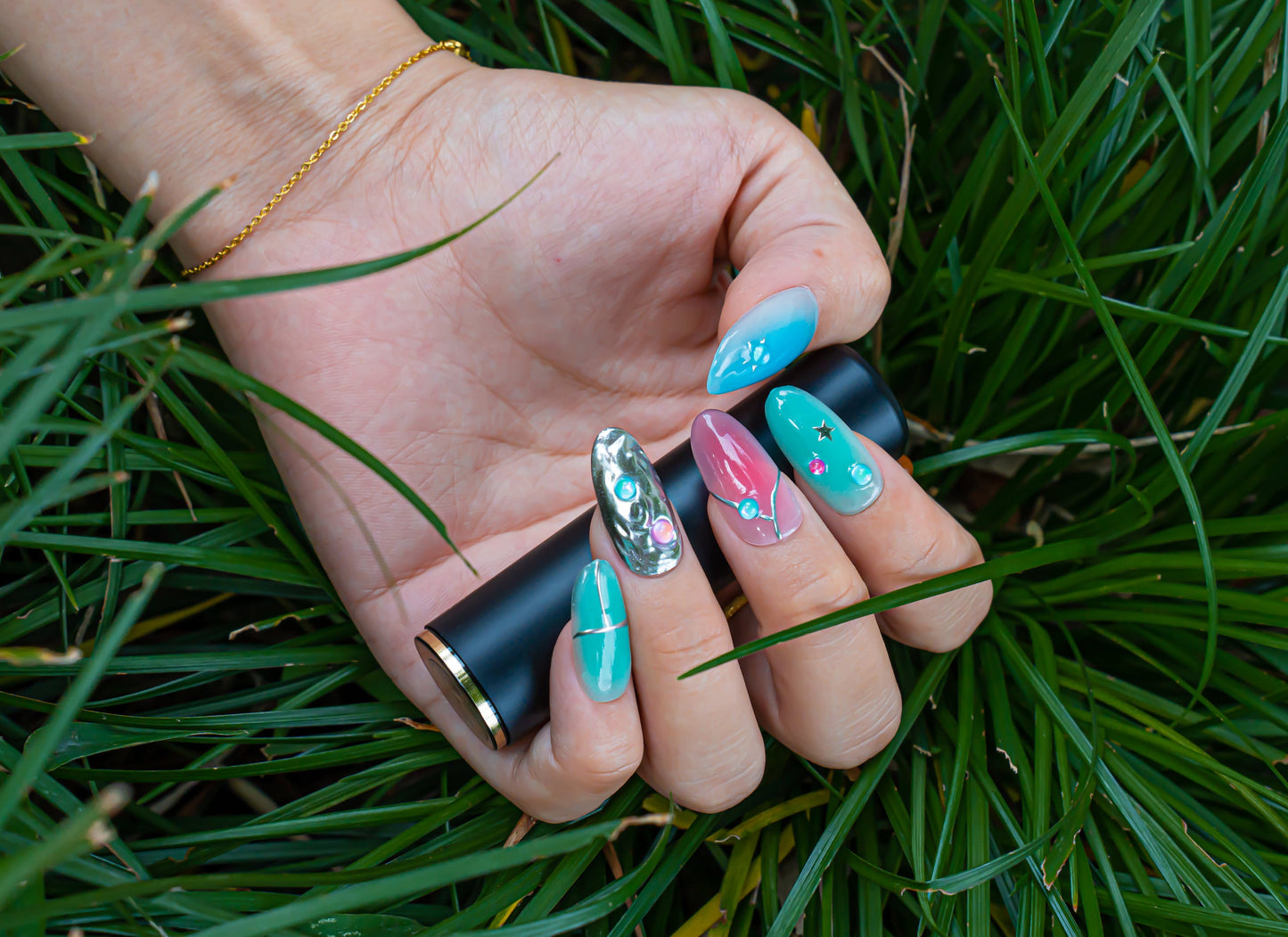 Colorful Silver Nails|Cute Nails|Beach Nail|Almond Nail|Nail Designs|False Nail|Elegant Nail|Summer Nail|Chrome Nail|Trendy Nail|Classy Nail
